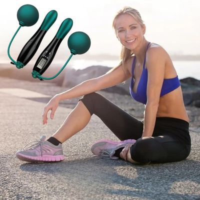 corde a sauter sans fil femme heureuse